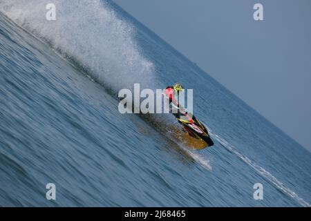 Jet Ski fliegt schnell und macht eine Wand aus Spritzern Stockfoto