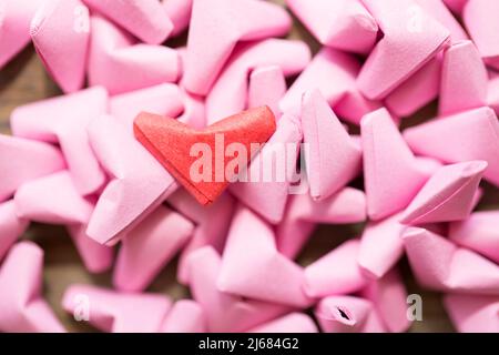 Rosa Herz-förmige Origami mit einem roten - Stock Foto Stockfoto