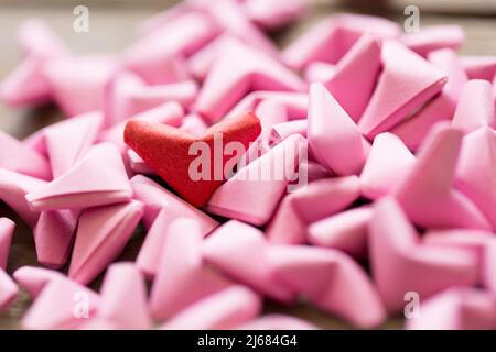 Rosa Herz-förmige Origami mit einem roten - Stock Foto Stockfoto