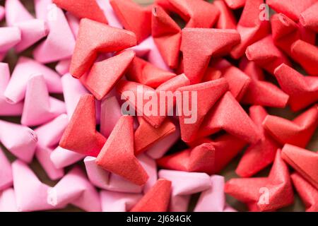 Einige rosa Herz Origami und einige rote - Stock Foto Stockfoto