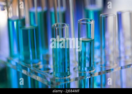 Ordentlich angeordnete Reagenzgläser mit blauem Reagenz im Chemielabor - Stock photo Stockfoto