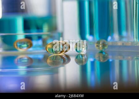 Weiche Kapseln sind auf dem Prüfstand für Arzneimittelbestandteile verstreut - Stock photo Stockfoto