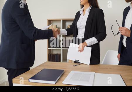 Handshake nach erfolgreicher Verhandlung von Anwälten oder Beratern mit dem Mandanten im Amt. Stockfoto