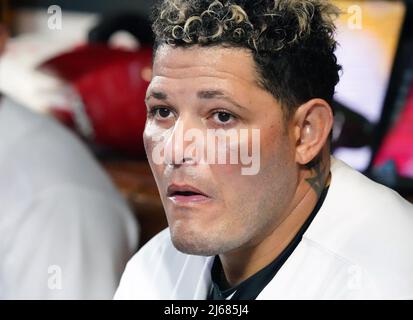 St. Louis Cardinals Yadier Molina beobachtet die Aktion gegen die Arizona Diamondbacks vom Dugout im dritten Inning im Busch Stadium in St. Louis am Donnerstag, den 28. April 2022. Foto von Bill Greenblatt/UPI Credit: UPI/Alamy Live News Stockfoto