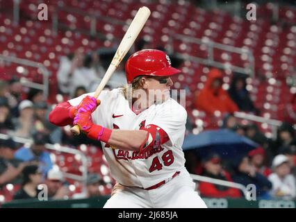 St. Louis Cardinals Harrison Bader wartet auf ein Spielfeld, während er im zweiten Inning gegen die Arizona Diamondbacks im Busch Stadium in St. Louis am Donnerstag, den 28. April 2022, anschlägt. Foto von Bill Greenblatt/UPI Credit: UPI/Alamy Live News Stockfoto