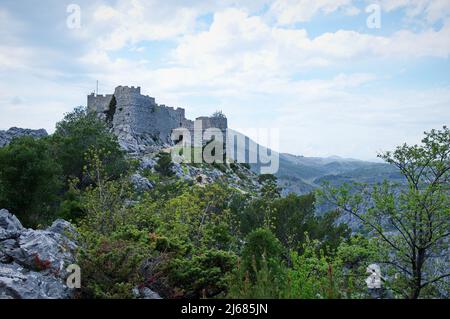 Mittelalterliche Festung auf dem Gipfel des felsigen Berges in Kroatien Stockfoto