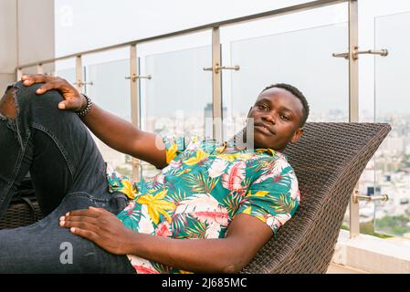 Porträt eines hübschen jungen afrikanischen Mannes, der den Sommer genießt Stockfoto