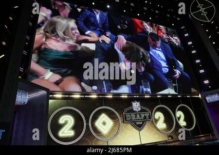 Las Vegas, USA. 28. April 2022. Die Pittsburgh Steelers wählen Kenny Pickett, Quarterback mit der Nr. 20 Gesamtauswahl im NFL Draft in Las Vegas, Nevada am Donnerstag, 28. April 2022. Foto von James Atoa/UPI. Kredit: UPI/Alamy Live Nachrichten Stockfoto