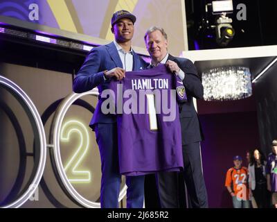 Las Vegas, USA. 28. April 2022. Die Baltimore Ravens wählen Kyle Hamilton aus, der am Donnerstag, dem 28. April 2022, in Las Vegas, Nevada, mit der Nummer 14 der Gesamtauswahl beim NFL Draft zurückliegt. Foto von James Atoa/UPI Credit: UPI/Alamy Live News Stockfoto