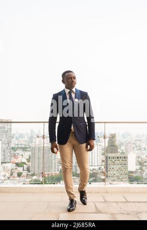 Porträt eines hübschen jungen afrikanischen Mannes in Anzug Stockfoto