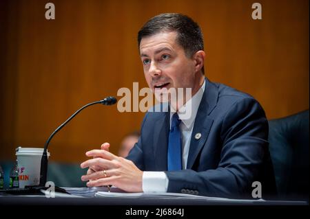 Washington DC, USA. 28. April 2022. Der US-Verkehrsminister Pete Buttigieg beantwortet Fragen während eines Senatsausschusses für die Mittelzuweisung - Unterausschuss für Verkehr, Wohnungsbau und Stadtentwicklung, Und verwandte Agenturen, die am Donnerstag, den 28. April, im Dirksen Senate Office Building in Washington, DC, USA, eine Anhörung zur Prüfung der vorgeschlagenen Haushaltsschätzungen und der Rechtfertigung für das Geschäftsjahr 2023 für das Verkehrsministerium, 2022. Foto von Rod Lampey/CNP/ABACAPRESS.COM Quelle: Abaca Press/Alamy Live News Stockfoto