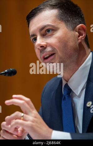 Washington DC, USA. 28. April 2022. Der US-Verkehrsminister Pete Buttigieg beantwortet Fragen während eines Senatsausschusses für die Mittelzuweisung - Unterausschuss für Verkehr, Wohnungsbau und Stadtentwicklung, Und verwandte Agenturen, die am Donnerstag, den 28. April, im Dirksen Senate Office Building in Washington, DC, USA, eine Anhörung zur Prüfung der vorgeschlagenen Haushaltsschätzungen und der Rechtfertigung für das Geschäftsjahr 2023 für das Verkehrsministerium, 2022. Foto von Rod Lampey/CNP/ABACAPRESS.COM Quelle: Abaca Press/Alamy Live News Stockfoto