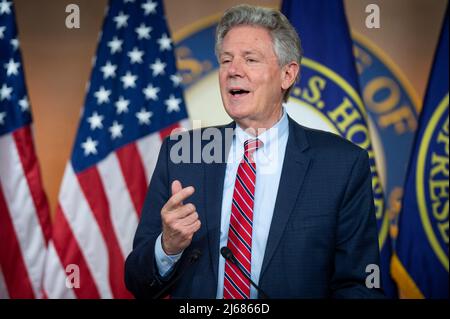 Washington DC, USA. 28. April 2022. Der Vertreter der Vereinigten Staaten, Frank Pallone (Demokrat von New Jersey), hält während einer wöchentlichen Pressekonferenz im US-Kapitol in Washington, DC, USA, am Donnerstag, den 28. April, 2022. Foto von Rod Lampey/CNP/ABACAPRESS.COM Quelle: Abaca Press/Alamy Live News Stockfoto