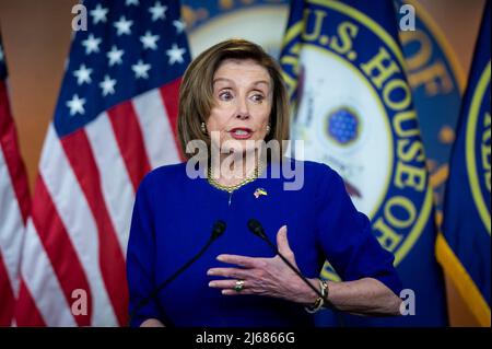 Washington DC, USA. 28. April 2022. Die Sprecherin des Repräsentantenhauses der Vereinigten Staaten, Nancy Pelosi (Demokratin von Kalifornien), hält während einer wöchentlichen Pressekonferenz im US-Kapitol in Washington, DC, USA, am Donnerstag, den 28. April, 2022. Foto von Rod Lampey/CNP/ABACAPRESS.COM Quelle: Abaca Press/Alamy Live News Stockfoto