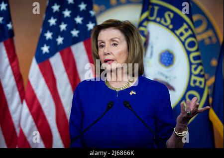 Washington DC, USA. 28. April 2022. Die Sprecherin des Repräsentantenhauses der Vereinigten Staaten, Nancy Pelosi (Demokratin von Kalifornien), hält während einer wöchentlichen Pressekonferenz im US-Kapitol in Washington, DC, USA, am Donnerstag, den 28. April, 2022. Foto von Rod Lampey/CNP/ABACAPRESS.COM Quelle: Abaca Press/Alamy Live News Stockfoto