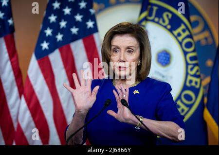 Washington DC, USA. 28. April 2022. Die Sprecherin des Repräsentantenhauses der Vereinigten Staaten, Nancy Pelosi (Demokratin von Kalifornien), hält während einer wöchentlichen Pressekonferenz im US-Kapitol in Washington, DC, USA, am Donnerstag, den 28. April, 2022. Foto von Rod Lampey/CNP/ABACAPRESS.COM Quelle: Abaca Press/Alamy Live News Stockfoto