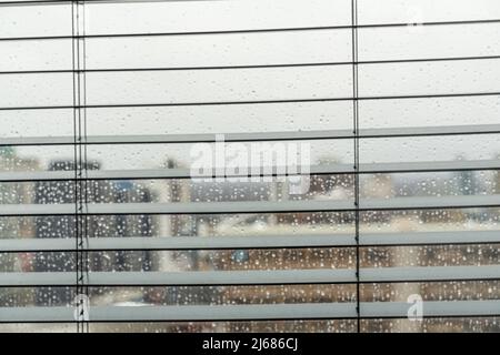 Blick durch die Fensterläden an regnerischen Tagen Stockfoto