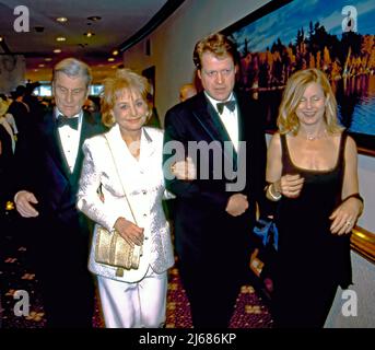 WASHINGTON DC - 27. APRIL 1997 Senator John Warner (R-VA.) mit Barbara Walters und Charles Spencer der 9.. Earl of Spencer (Bruder von Prinzessin Diana) mit Caroline Freud beim jährlichen Korrespondenten-Dinner im Washington Hilton Hotel. Stockfoto