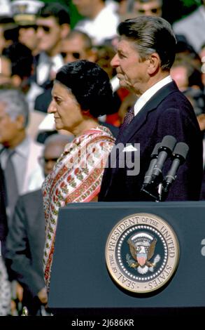 WASHINGTON DC - 29. JULI 1982 die indische Premierministerin Indira Gandhi steht Präsident Ronald Reagan bei der offiziellen Begrüßungszeremonie für ihren Staatsbesuch im Weißen Haus zur Seite. Stockfoto