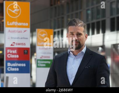 28. April 2022, Hamburg: Falk Durm, Head of Ground & Airport Experience Lufthansa Group, steht im Abflugbereich des Hamburg Airport. Star Alliance (Austrian, Swiss und Lufthansa) Passagiere, die am Miles & More Treueprogramm teilnehmen, können nun die biometrische Gesichtserkennung am Flughafen nutzen. Passagiere erhalten kontaktlosen Zugang zum Sicherheitskontrollpunkt und zum Boarding. Eine Bordkarte oder ein Smartphone müssen nicht mehr vorgelegt werden. Foto: Marcus Brandt/dpa Stockfoto