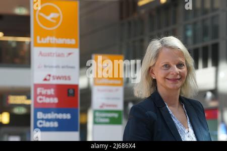 28. April 2022, Hamburg: Sandra Kraft, Pressesprecherin Media Relations Lufthansa Group, steht im Abflugbereich des Hamburger Flughafens. Star Alliance (Austrian, Swiss und Lufthansa) Passagiere, die am Miles & More Treueprogramm teilnehmen, können nun die biometrische Gesichtserkennung am Flughafen nutzen. Passagiere erhalten kontaktlosen Zugang zum Sicherheitskontrollpunkt und zum Boarding. Eine Bordkarte oder ein Smartphone müssen nicht mehr vorgelegt werden. Foto: Marcus Brandt/dpa Stockfoto