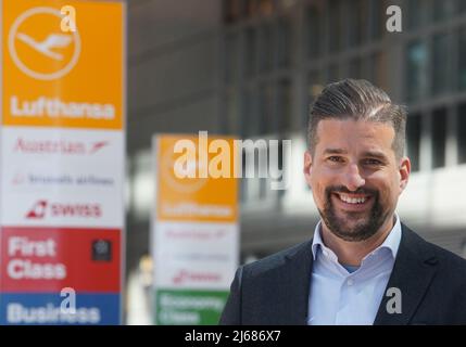 28. April 2022, Hamburg: Falk Durm, Head of Ground & Airport Experience Lufthansa Group, steht im Abflugbereich des Hamburg Airport. Star Alliance (Austrian, Swiss und Lufthansa) Passagiere, die am Miles & More Treueprogramm teilnehmen, können nun die biometrische Gesichtserkennung am Flughafen nutzen. Passagiere erhalten kontaktlosen Zugang zum Sicherheitskontrollpunkt und zum Boarding. Eine Bordkarte oder ein Smartphone müssen nicht mehr vorgelegt werden. Foto: Marcus Brandt/dpa Stockfoto