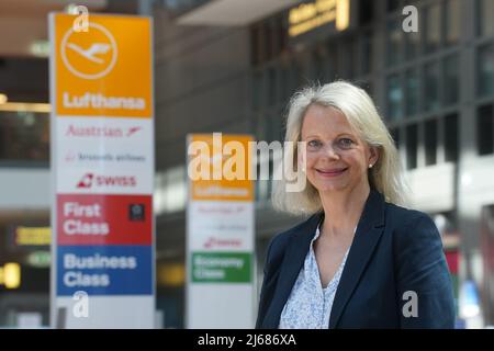 28. April 2022, Hamburg: Sandra Kraft, Pressesprecherin Media Relations Lufthansa Group, steht im Abflugbereich des Hamburger Flughafens. Star Alliance (Austrian, Swiss und Lufthansa) Passagiere, die am Miles & More Treueprogramm teilnehmen, können nun die biometrische Gesichtserkennung am Flughafen nutzen. Passagiere erhalten kontaktlosen Zugang zum Sicherheitskontrollpunkt und zum Boarding. Eine Bordkarte oder ein Smartphone müssen nicht mehr vorgelegt werden. Foto: Marcus Brandt/dpa Stockfoto