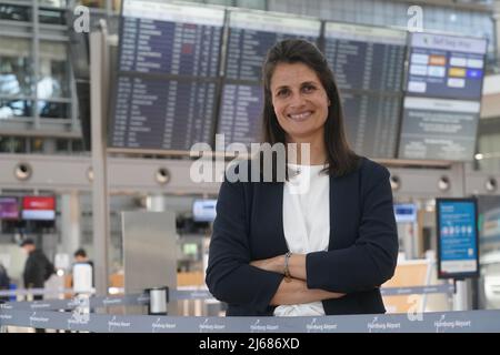 28. April 2022, Hamburg: Mirjam Fröhlich, Leiterin des Passagier- und Gepäckmanagements am Hamburg Airport, steht im Abflugbereich des Hamburg Airport. Star Alliance (Austrian, Swiss und Lufthansa) Passagiere, die am Miles & More Treueprogramm teilnehmen, können nun die biometrische Gesichtserkennung am Flughafen nutzen. Passagiere erhalten kontaktlosen Zugang zum Sicherheitskontrollpunkt und zum Boarding. Eine Bordkarte oder ein Smartphone müssen nicht mehr vorgelegt werden. Foto: Marcus Brandt/dpa Stockfoto