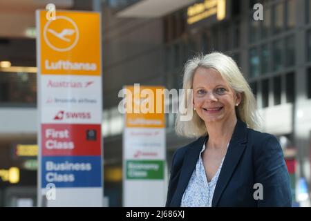 28. April 2022, Hamburg: Sandra Kraft, Pressesprecherin Media Relations Lufthansa Group, steht im Abflugbereich des Hamburger Flughafens. Star Alliance (Austrian, Swiss und Lufthansa) Passagiere, die am Miles & More Treueprogramm teilnehmen, können nun die biometrische Gesichtserkennung am Flughafen nutzen. Passagiere erhalten kontaktlosen Zugang zum Sicherheitskontrollpunkt und zum Boarding. Eine Bordkarte oder ein Smartphone müssen nicht mehr vorgelegt werden. Foto: Marcus Brandt/dpa Stockfoto