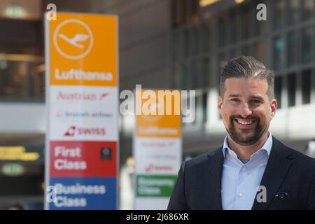 28. April 2022, Hamburg: Falk Durm, Head of Ground & Airport Experience Lufthansa Group, steht im Abflugbereich des Hamburg Airport. Star Alliance (Austrian, Swiss und Lufthansa) Passagiere, die am Miles & More Treueprogramm teilnehmen, können nun die biometrische Gesichtserkennung am Flughafen nutzen. Passagiere erhalten kontaktlosen Zugang zum Sicherheitskontrollpunkt und zum Boarding. Eine Bordkarte oder ein Smartphone müssen nicht mehr vorgelegt werden. Foto: Marcus Brandt/dpa Stockfoto