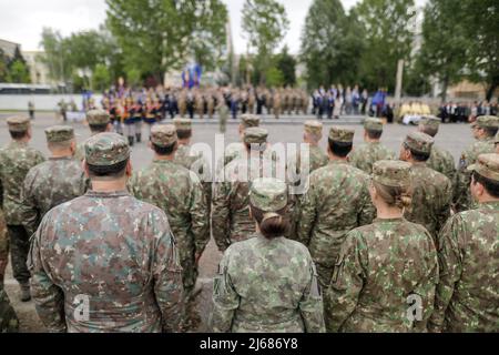 Bukarest, Rumänien - 28. April 2022: Rumänische Landstreitkräfte nehmen an einer öffentlichen Zeremonie Teil. Stockfoto