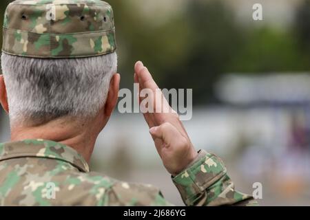 Bukarest, Rumänien - 28. April 2022: Rumänischer Landstreitungssoldat begrüßt während einer öffentlichen Zeremonie. Stockfoto