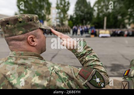 Bukarest, Rumänien - 28. April 2022: Rumänischer Landstreitungssoldat begrüßt während einer öffentlichen Zeremonie. Stockfoto