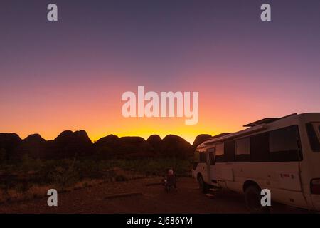 Reisende mit Wohnmobil beobachten den Sonnenaufgang über den Kuppeln des Purnululu National Park oder Bungle Bungles, einem UNESCO-Weltkulturerbe in der Kimberley, Stockfoto