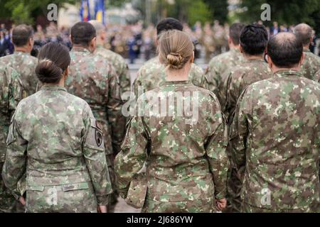 Bukarest, Rumänien - 28. April 2022: Rumänische Landstreitkräfte nehmen an einer öffentlichen Zeremonie Teil. Stockfoto