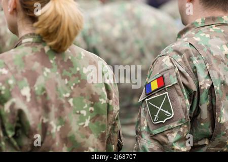 Bukarest, Rumänien - 28. April 2022: Details zur geringen Tiefenschärfe mit dem Armband der rumänischen Landstreitkräfte (brassard, Armreif). Stockfoto