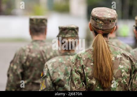 Bukarest, Rumänien - 28. April 2022: Rumänische Soldatinnen der Landstreitkräfte nehmen an einer öffentlichen Zeremonie Teil. Stockfoto