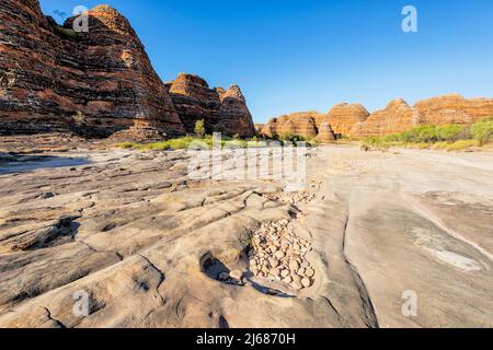 Führende Linien und Kieselsteine im erodierten Creekbed von Piccaninny Creek, Purnululu National Park oder Bungle Bungles, einem UNESCO-Weltkulturerbe im K Stockfoto