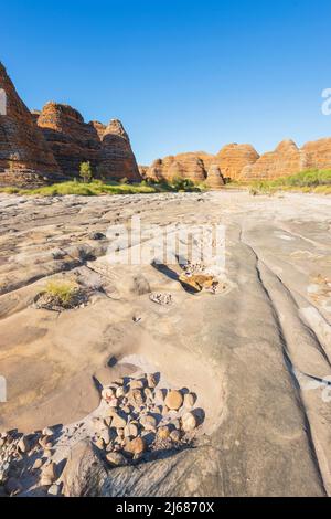 Vertikale Ansicht der führenden Linien und Kieselsteine im erodierten Creekbed von Piccaninny Creek, Purnululu National Park oder Bungle Bungles, einem UNESCO-Welterbe Stockfoto