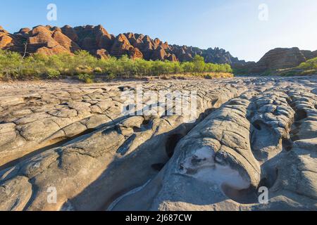 Blick auf das erodierte Creekbed des Piccaninny Creek, den Purnululu National Park oder Bungle Bungles, ein UNESCO-Weltkulturerbe in der Kimberley, Westaustralien, Stockfoto