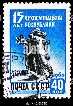 MOSKAU, RUSSLAND - 27. MÄRZ 2022: Briefmarke gedruckt in der Sowjetunion zeigt Bruderschaft Denkmal, Prag, 15. Jahrestag der Tschechischen Republik Serie, c Stockfoto