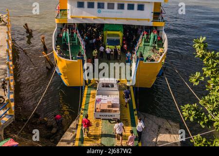 Kendari, Indonesien. 29. April 2022. 29. April 2022, Kendari, Südost-Sulawesi, Indonesien: Am Freitag (29/4/2022) fahren logistische vierrädrige Fahrzeuge auf die Fähre...Nachdem in den letzten zwei Jahren aufgrund der Covid-19-Pandemie Einschränkungen und sogar Rückkehrverbote aufgetreten sind, hat die Regierung auf der diesjährigen Eid al-Fitr vom 28. April bis zum 6. Mai 2022 einen Feiertag ausgesprochen. (Bild: © Andry Denisah/ZUMA Press Wire) Bild: ZUMA Press, Inc./Alamy Live News Stockfoto