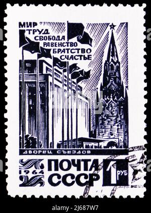 MOSKAU, RUSSLAND - 27. MÄRZ 2022: Die in der Sowjetunion gedruckte Briefmarke zeigt den Kongresspalast und den Spassky-Turm, Moskauer Kreml, endgültige Ausgabe Stockfoto