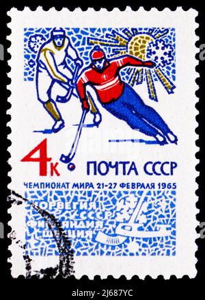 MOSKAU, RUSSLAND - 27. MÄRZ 2022: Briefmarke gedruckt in der Sowjetunion zeigt Eishockey-Spieler, Eishockey-Weltmeisterschaft, Moskau Serie, um 1 Stockfoto