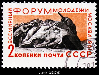 MOSKAU, RUSSLAND - 27. MÄRZ 2022: Die in der Sowjetunion gedruckte Briefmarke zeigt das Gemälde „Jugendliche werfen Panzer ins Meer“, World Youth Forum, Moskau Stockfoto