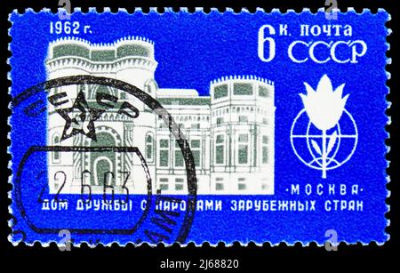 MOSKAU, RUSSLAND - 27. MÄRZ 2022: Briefmarke in der Sowjetunion zeigt People House of Friendship, Moskau, Russian Architecture Serie, um 196 Stockfoto