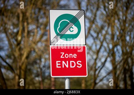 Die Einführung der Clean Air Zone im Großraum Manchester wurde verzögert, Schild „Zone Ends“ in Worsley in der Nähe der Autobahneinfahrt Stockfoto