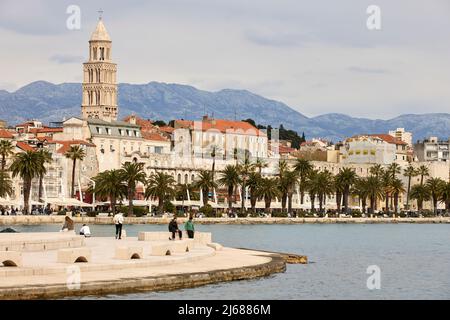 Die Stadt Split in Kroatien in der Region Dalmatien, der Hafen am Wasser mit dem Wahrzeichen Saint Domnius Kathedrale Stockfoto