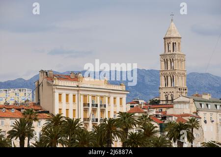 Die Stadt Split in Kroatien in der Region Dalmatien, der Hafen am Wasser mit dem Wahrzeichen Saint Domnius Kathedrale Stockfoto