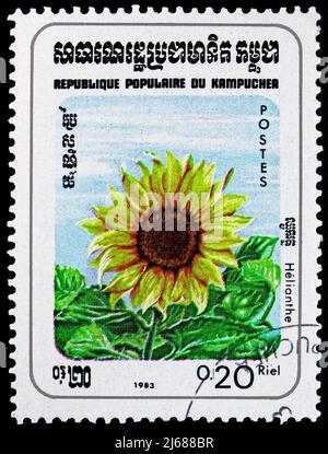 MOSKAU, RUSSLAND - 27. MÄRZ 2022: In Kambodscha gedruckte Briefmarke zeigt Sonnenblume (Helianthus annuus), Blumen-Serie, um 1983 Stockfoto